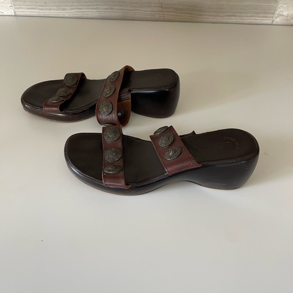 Matisse brown leather Sandals with metal disc adornments. Size 38 U.S 7.… - Picture 2 of 5